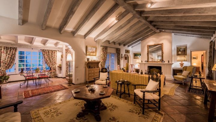 Cortijo del Taraje - Charming Andalusian Cortijo with Exceptional Potential and Lake Views