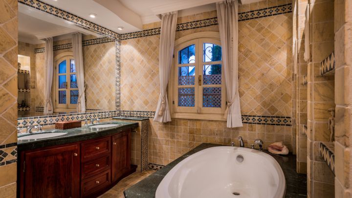 Cortijo del Taraje - Charming Andalusian Cortijo with Exceptional Potential and Lake Views