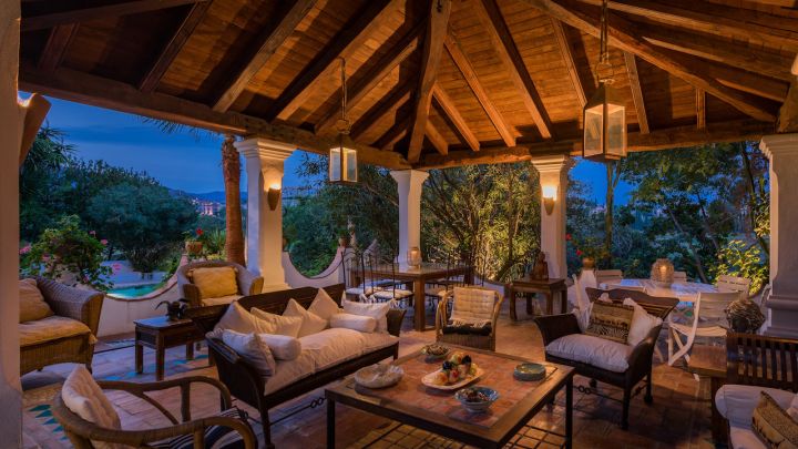 Cortijo del Taraje - Charming Andalusian Cortijo with Exceptional Potential and Lake Views