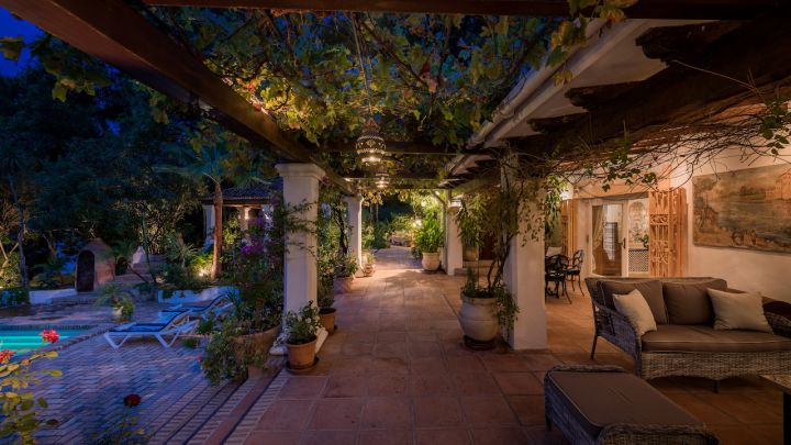 Cortijo del Taraje - Charming Andalusian Cortijo with Exceptional Potential and Lake Views