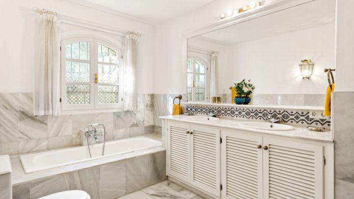 Cortijo del Taraje - Charming Andalusian Cortijo with Exceptional Potential and Lake Views