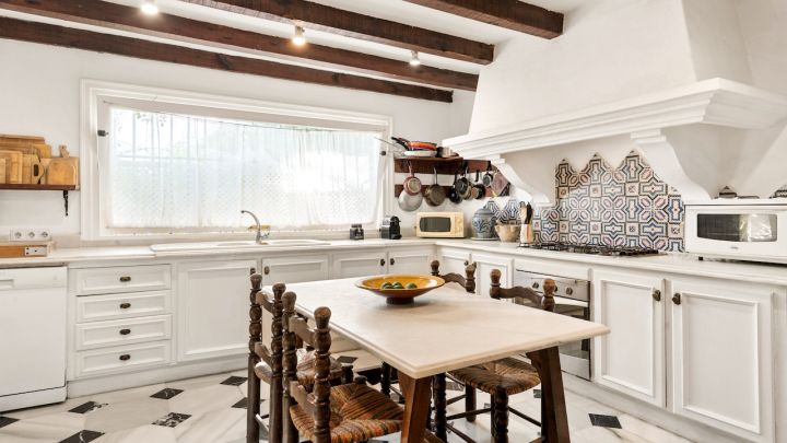 Cortijo del Taraje - Charming Andalusian Cortijo with Exceptional Potential and Lake Views