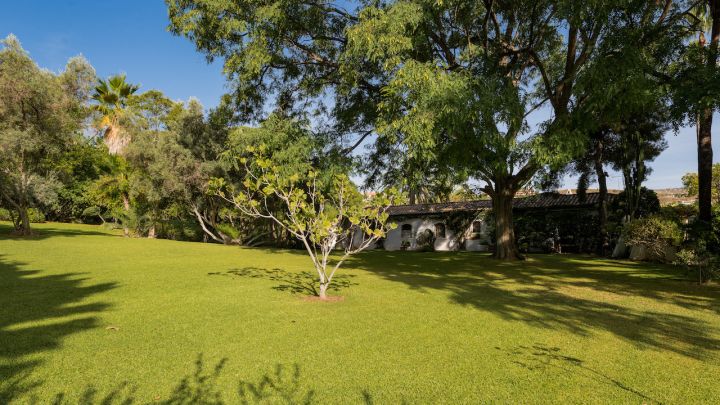 Cortijo del Taraje - Charming Andalusian Cortijo with Exceptional Potential and Lake Views