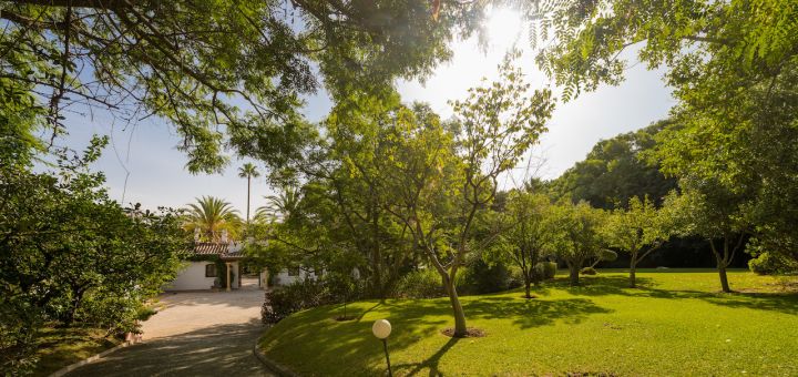 Cortijo del Taraje - Charming Andalusian Cortijo with Exceptional Potential and Lake Views