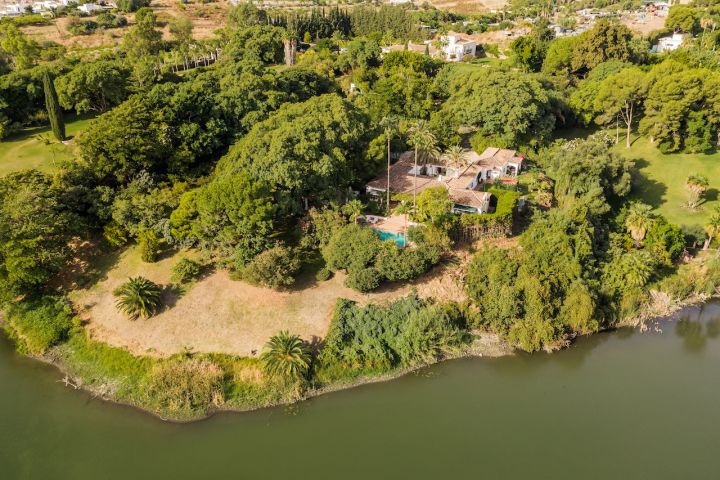 Cortijo del Taraje - Charming Andalusian Cortijo with Exceptional Potential and Lake Views