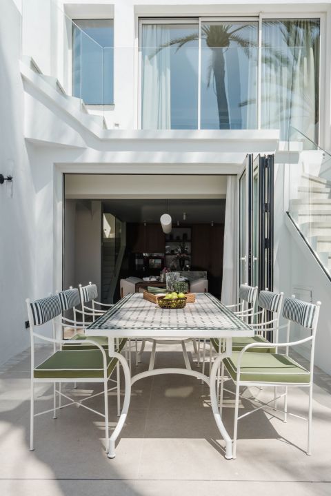 Oasis Club 10 - Élégance et art de vivre en bord de mer sur le Golden Mile de Marbella