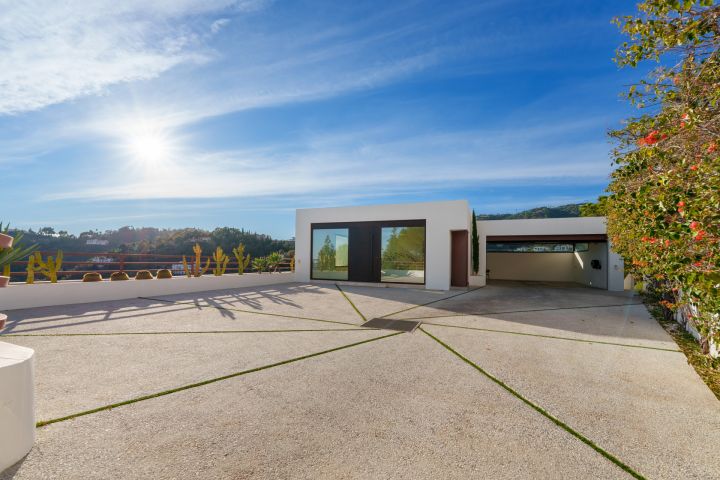 Madroñal 72 - Luxury Hillside Villa with Outdoor Gym