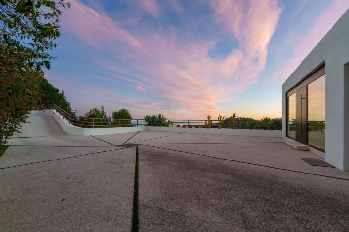 Madroñal 72 - Luxury Hillside Villa with Outdoor Gym