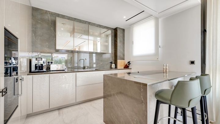 Elegant Fendi Casa Penthouse with Pool and Sea Views on Marbella’s Golden Mile - Elegant Fendi Casa Penthouse with Pool and Sea Views on Marbella’s Golden Mile